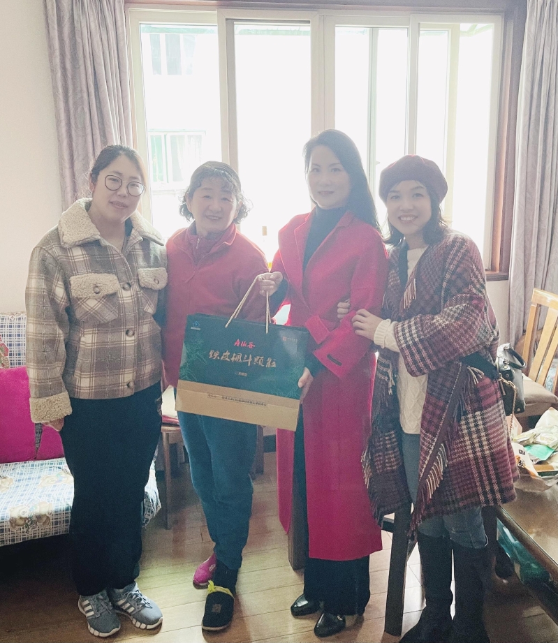 集团总园长陈晓红,副园长孙明悦和桂亮及园长助理施益兰老师等一行人