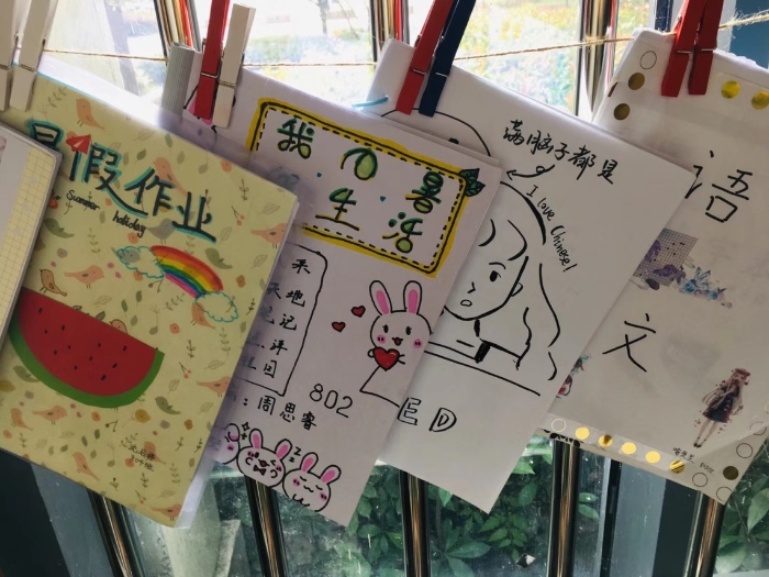 学校动态 瞧,这五彩缤纷的展板上展示的都是同学们的特色实践作业