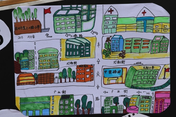 沿着交通模拟嘟嘟城的道路就能看见莫小娃们的手绘上学路线图和安全
