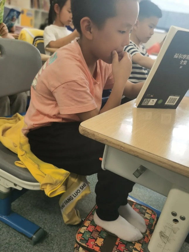 就是尽可能保护我们的白袜子干净整洁哦!哦?什么是"护袜行动"?