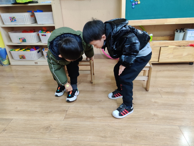 孩子们正在进行穿鞋子比赛