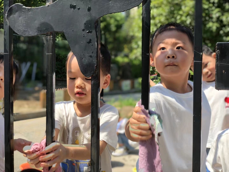 我们一起擦幼儿园大门，迎来新的学期