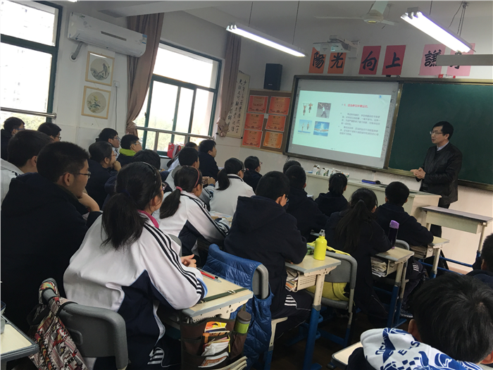 孩子们在认真倾听智慧家长讲解运动减压法.JPG