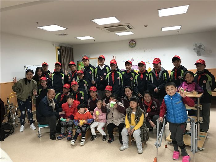 小红帽小朋友合影留念.JPG