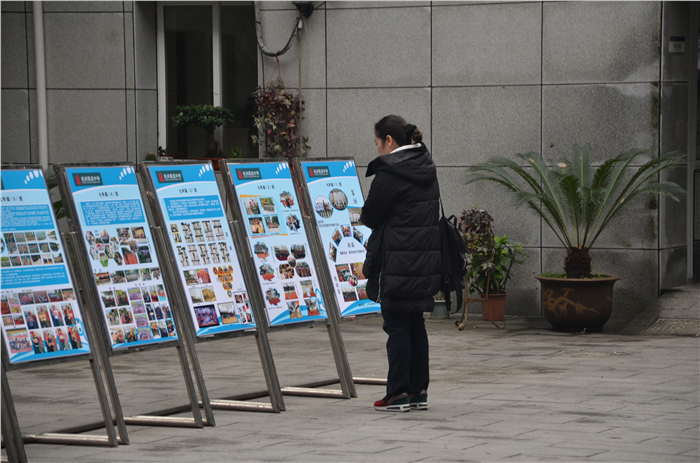 参观优秀学生作品展.JPG