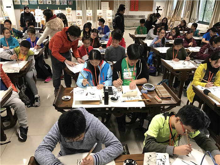 认真学习国画.JPG