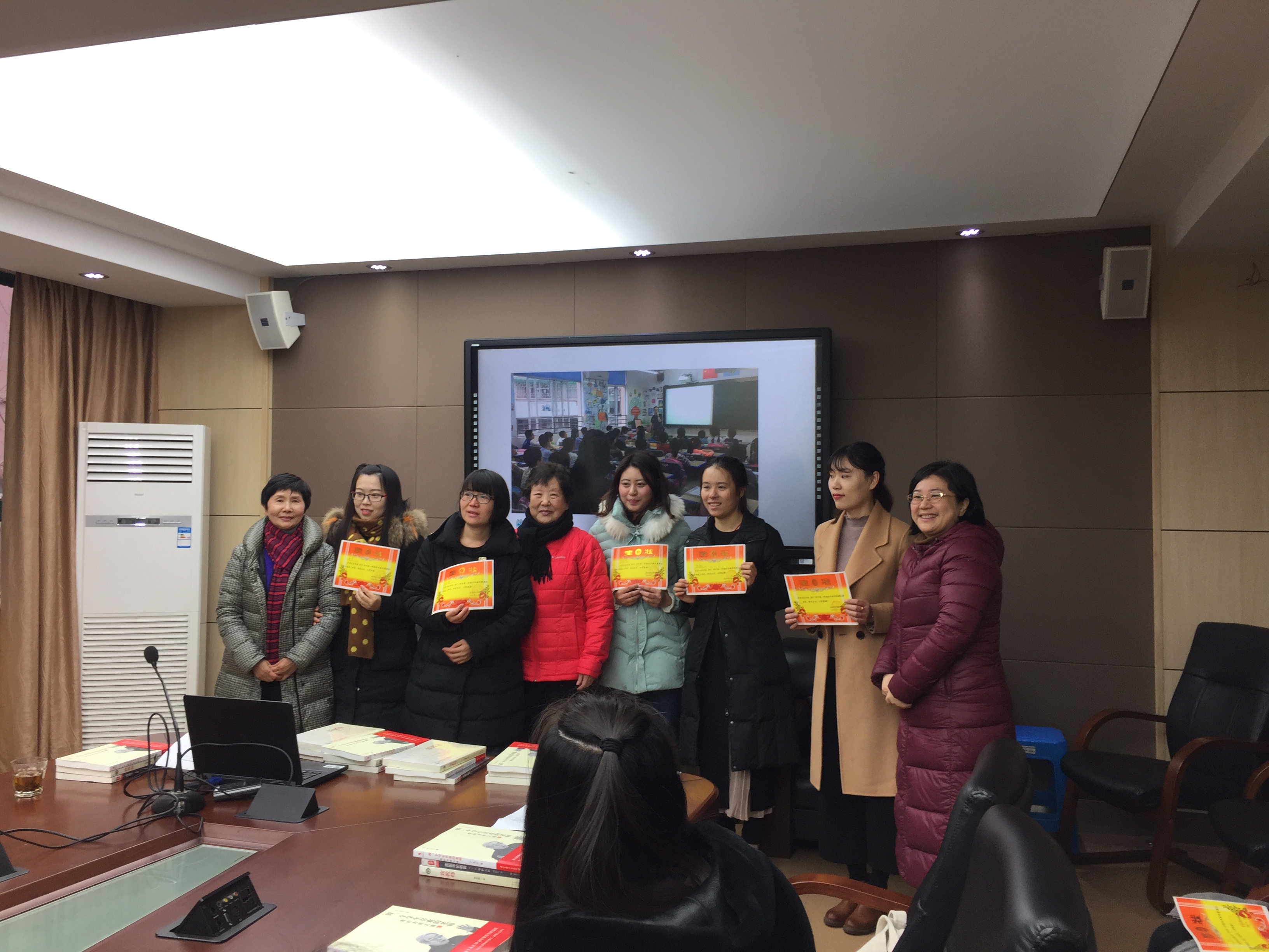 金校长和董老师、王老师给获奖教师颁奖.JPG