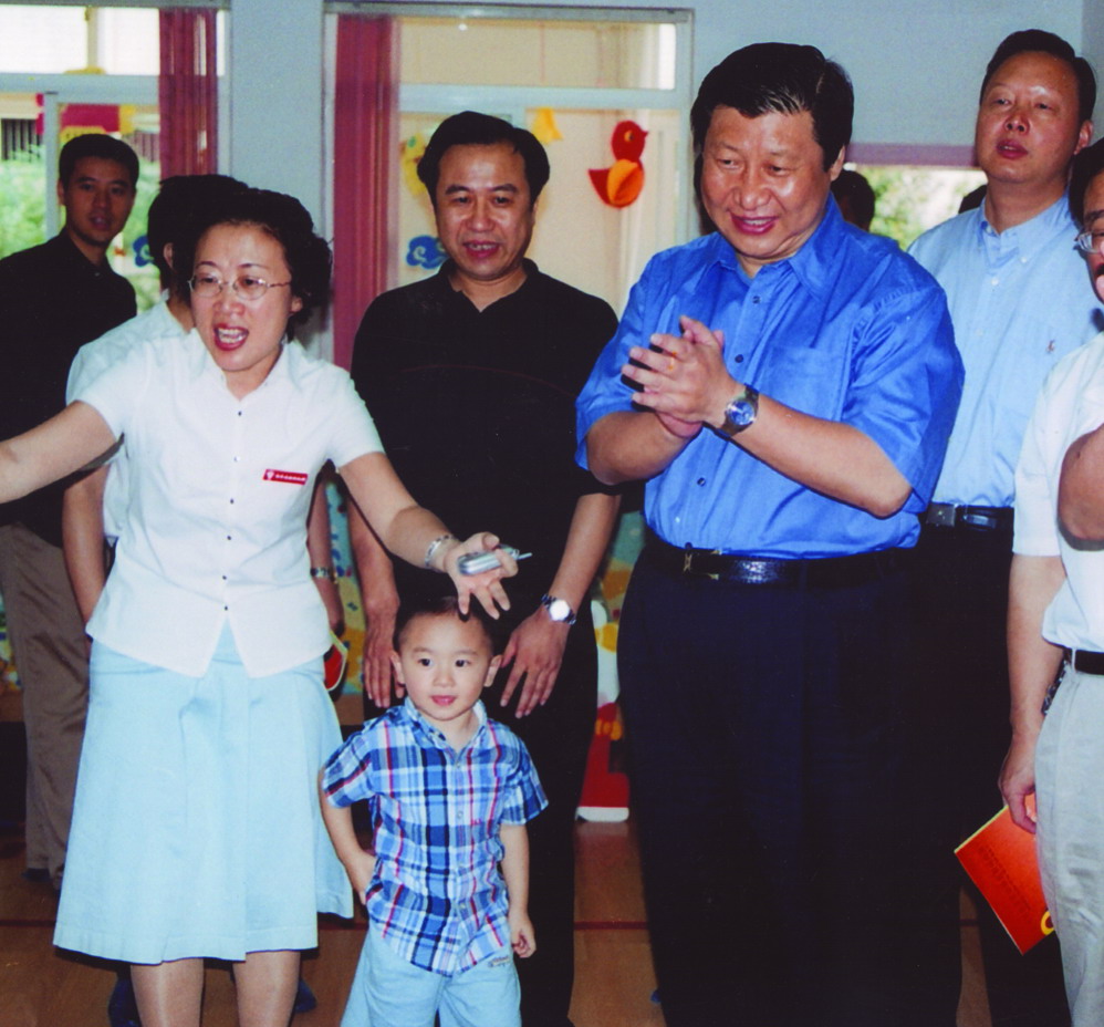 2003年9月12日，时任中共浙江省委书记习近平在省市区领导陪同下视察我园，慰问师生。.JPG