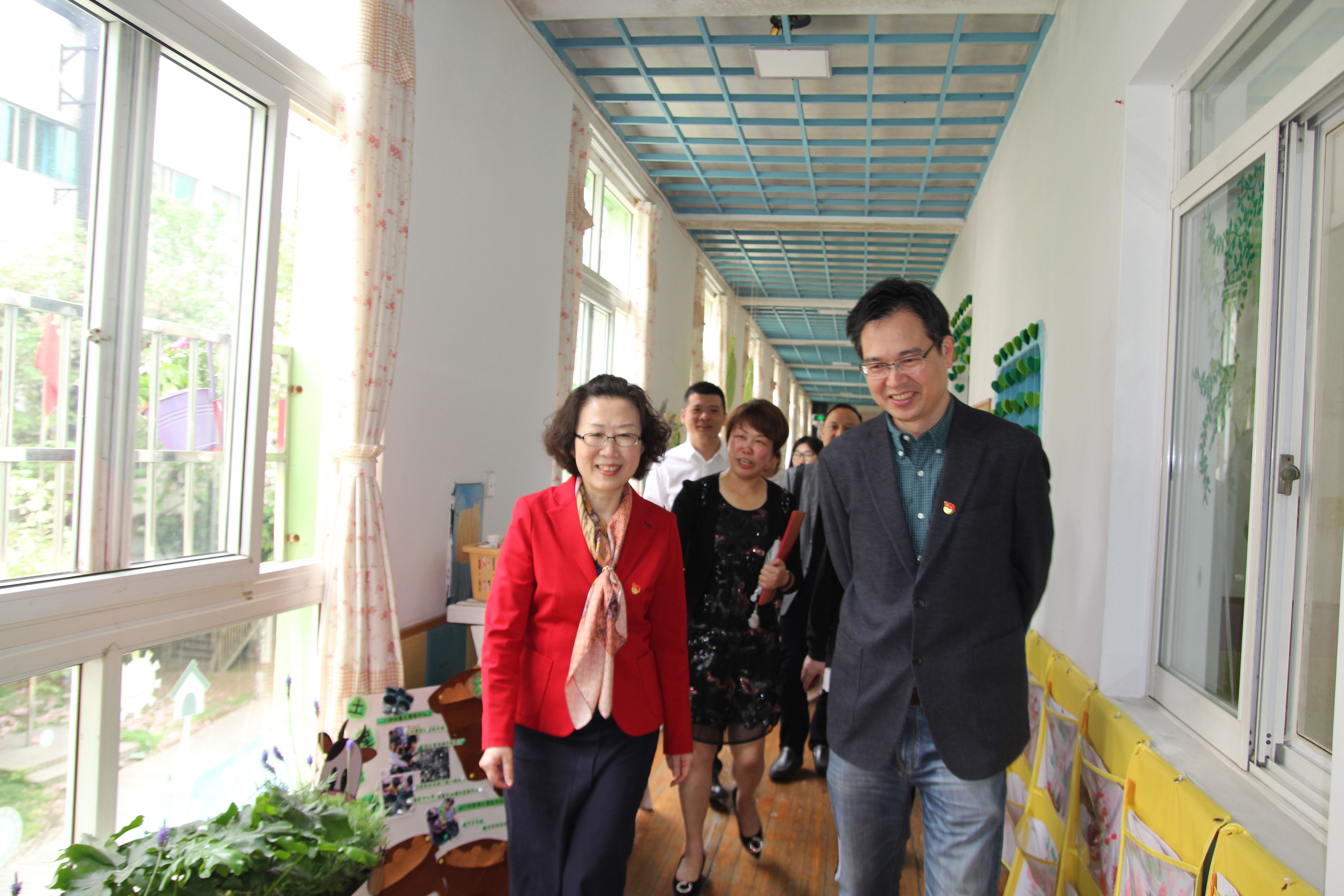 郑宏尖副局长（右）在杨蓉园长（左）陪同下视察新华幼托园.JPG