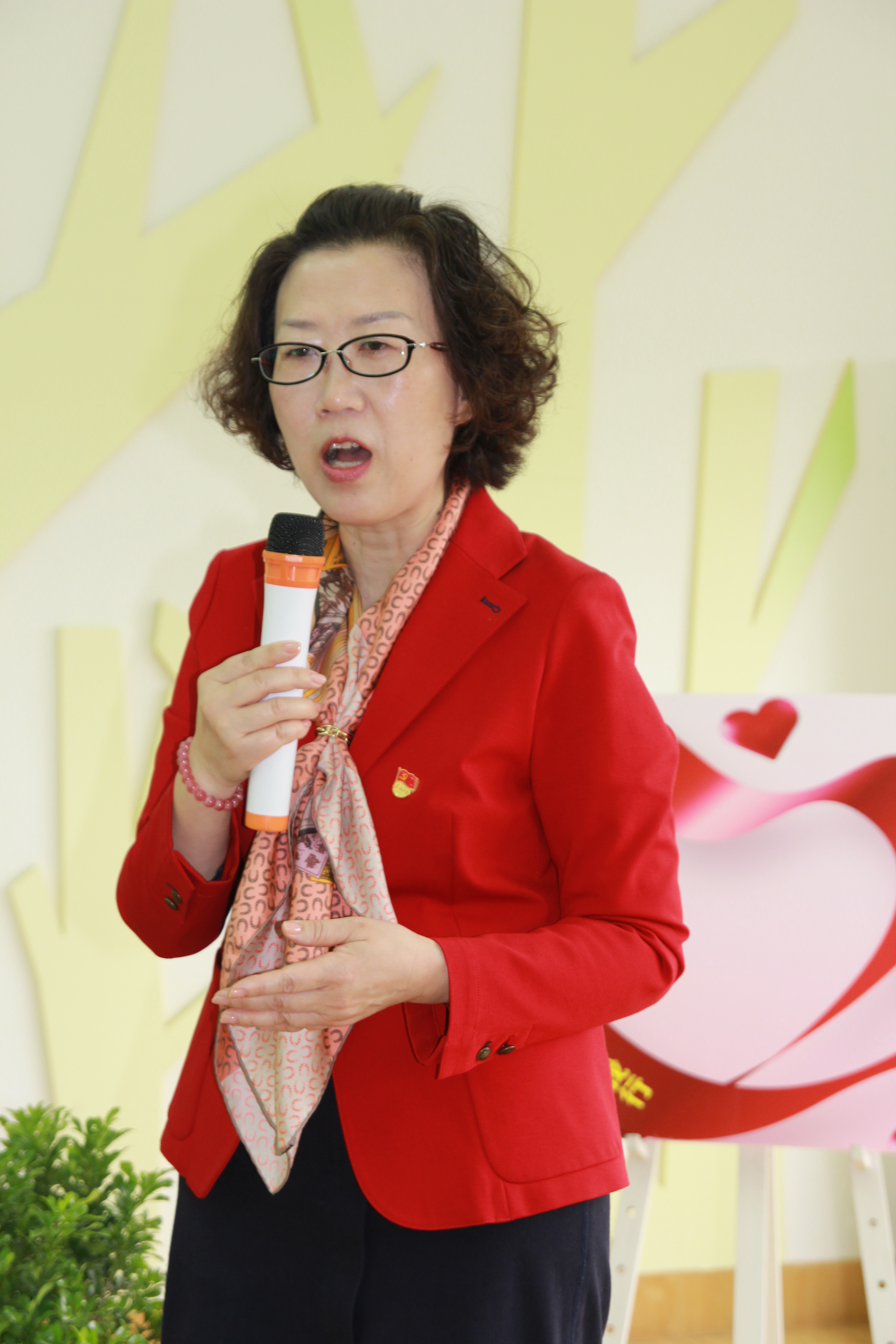 原新华实验幼托园园长、特级教师杨蓉微党课《我与习总书记》.JPG