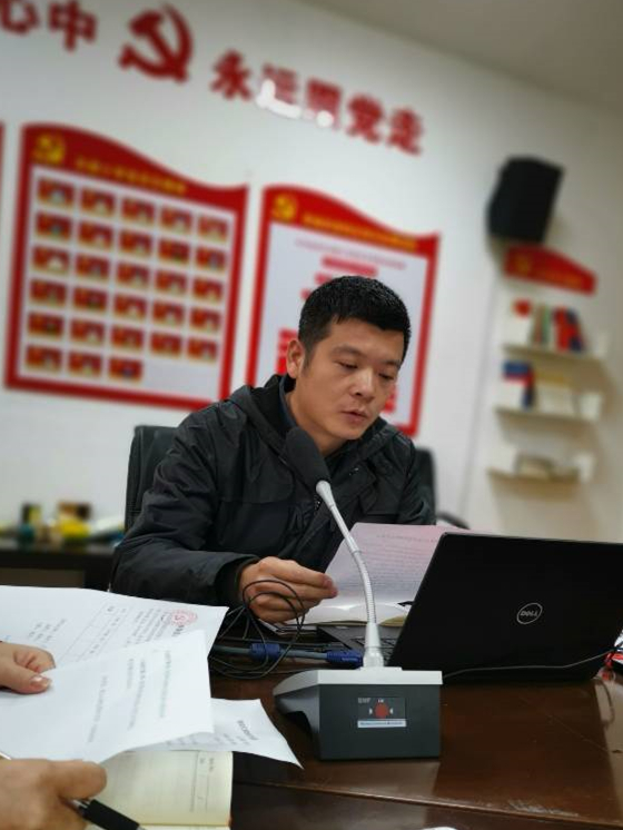 马林书记代表支部宣读同意按期转正的决议，并报上级党委批准。.jpg